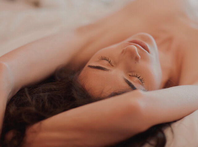 Imagen categoría corporal mujer tumbada boca arriba con ojos cerrados 